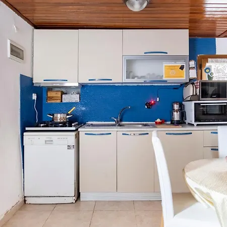 18th Century Renovated Stone House, Terrace, Free Fast Wi-fi Apartment