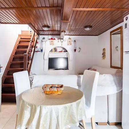18th Century Renovated Stone House, Terrace, Free Fast Wi-fi Apartment