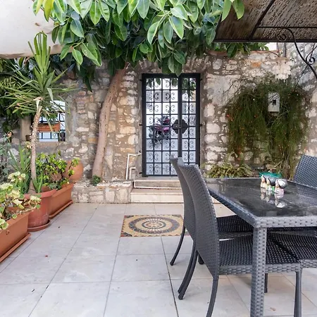 18th Century Renovated Stone House, Terrace, Free Fast Wi-fi
