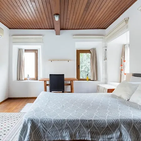 18th Century Renovated Stone House, Terrace, Free Fast Wi-fi Apartment