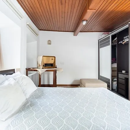 18th Century Renovated Stone House, Terrace, Free Fast Wi-fi Apartment *