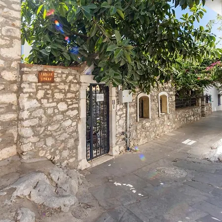 18th Century Renovated Stone House, Terrace, Free Fast Wi-fi