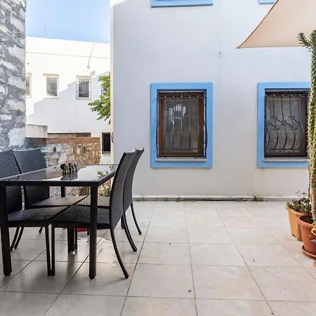 18th Century Renovated Stone House, Terrace, Free Fast Wi-fi